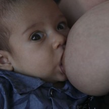 Bebês e gestantes precisam de comidas leves e mais líquido no calor - EBC - Saúde