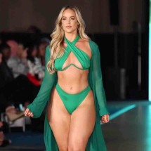 Modelo americana bomba na web ao mostrar corpo ‘real’ - Reprodução de Instagram