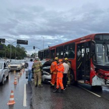 Acidente entre carro e ônibus complica trânsito em BH - Wellington Barbosa/EM/D.A Press