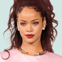 Rihanna ajudou família de fã morto em 2014, lembram críticas a Taylor Swift - celebrityabc