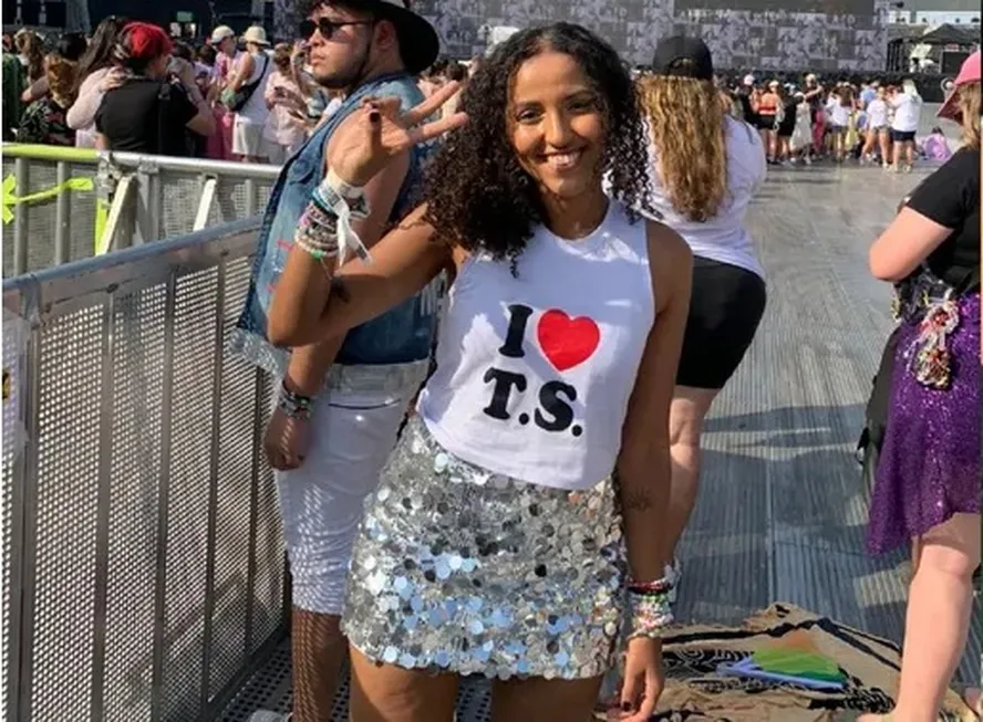 Ana Clara Benevides, antes do show de Taylor Swift, fotografada por um amiga -  (crédito: Daniele Menin/Arquivo pessoal)