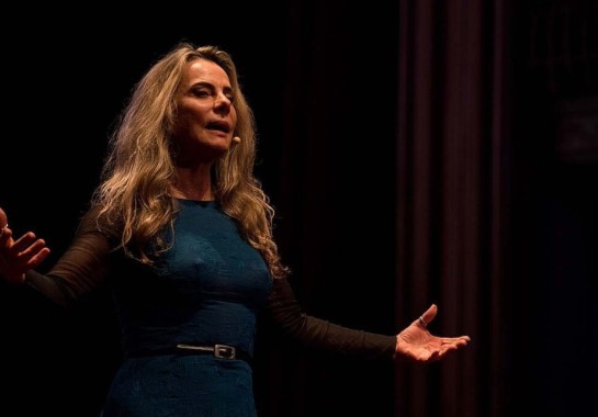 Bruna Lombardi em TED no Theatro São Pedro, em SP, em 2018 -  (crédito:  JP.HOSHIKAWA/wikimedia commons)