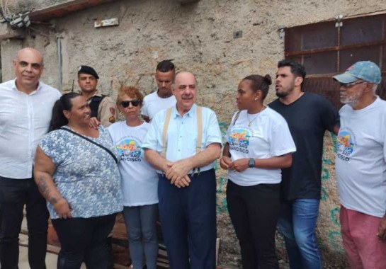 Na foto, o prefeito Fuad Noman (PSD) com moradores do local onde as obras foram entregues -  (crédito: Jair Amaral/EM/D.A Press)