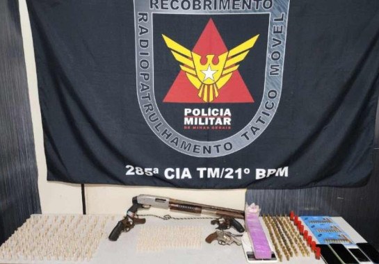 Armamento apreendido durante operação que resultou na prisão do líder do tráfico de drogas de Ubá, na Região da Zona da Mata, em Minas Gerais -  (crédito: MPMG / Divulgação)