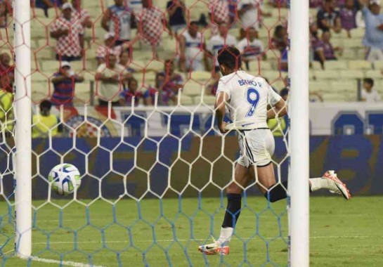 A vitória sobre o Fortaleza por 1 a 0 animou a torcida do Cruzeiro, que, no entanto, terá que se limitar a apoiar os jogadores contra o Vasco no trajeto para o estádio, em casa ou reunida em bares -  (crédito: Staff Images / Cruzeiro)
