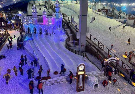 Parque Snowland, em Gramado, no Rio Grande do Sul, investe na magia do Natal para toda a família
 -  (crédito: Snowland/REPRODUÇÃO)