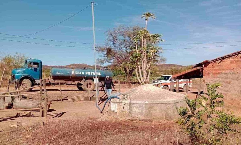Caminhão-pipa abastece comunidade rural de Francisco Sá, onde o recurso é escasso depois do secamento da Barragem de São Domingos