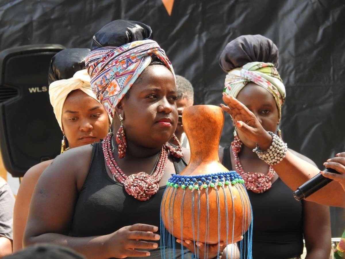  Xequerê, instrumento musical feito com cabaça, é entoado nas apresentações do Grupo Negro por Negro              
