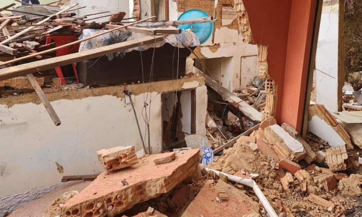 Suspeita é de que desabamento foi causado por explosão de gás de cozinha -  (crédito: CBMMG)