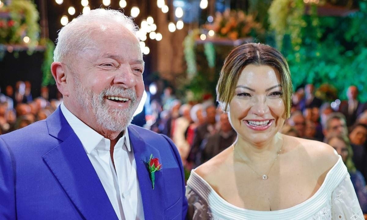 Lula e Janja sorriem na cerimônia de casamento em 18/5/22 -  (crédito: Ricardo Stuckert)
