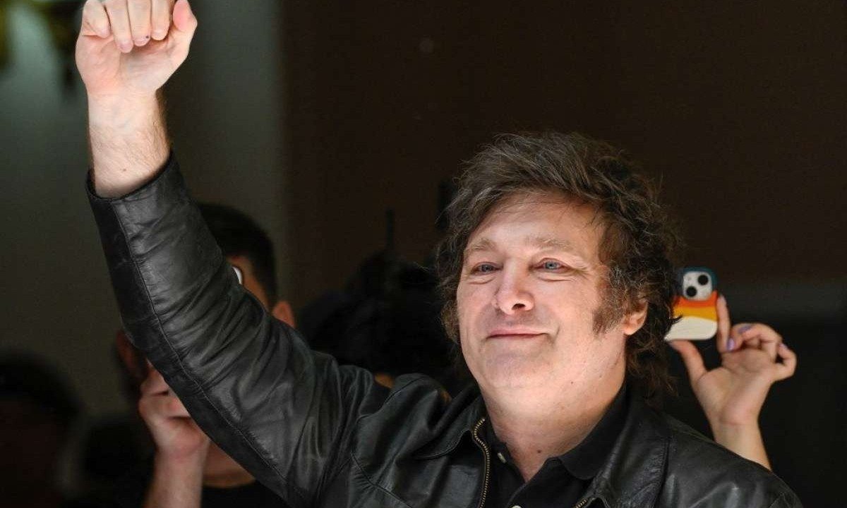 Javier Milei comemora vitória na eleição com o braço direito estendido para o alto -  (crédito: Luis ROBAYO / AFP)