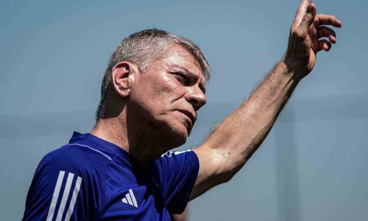 A presença do experiente Paulo Autuori em treinos, vestiário e campo é um alento para o Cruzeiro na reta final do Brasileiro - (crédito: Gustavo Aleixo/Cruzeiro) A presença do experiente Paulo Autuori em treinos, vestiário e campo é um alento para o Cruzeiro na reta final do Brasileiro - (crédito: Gustavo Aleixo/Cruzeiro)