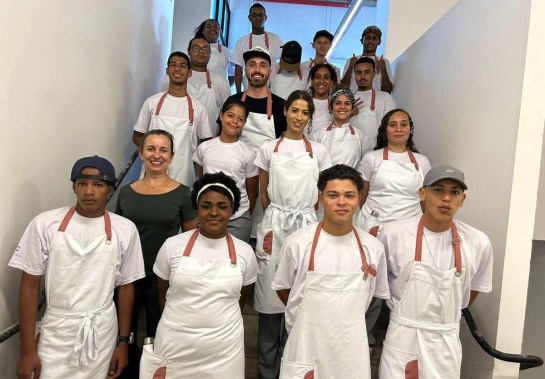 Chef Léo Paixão com alunos do Instituto de Hospitalidade e Artes Culinárias (INHAC) 
 -  (crédito: INHAC/Divulgação )