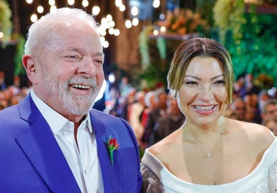 Lula e Janja sorriem na cerimônia de casamento em 18/5/22 -  (crédito: Ricardo Stuckert)