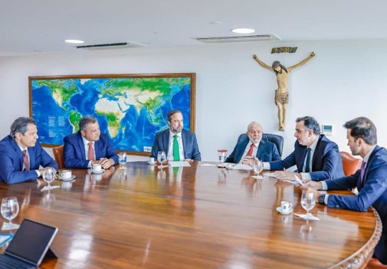 Os ministros Fernando Haddad, Rui Costa e Alexandre Silveira, Lula e os presidentes do Senado, Rodrigo Pacheco, da Assembleia, Tadeu, se reuniram no dia 21 de novembro para discutir a dívida mineira -  (crédito: Ricardo Stuckert/PR)