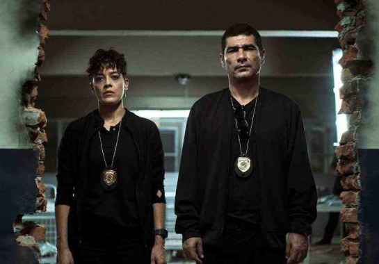 Maeve Jinkings (Suellen) e Rômulo Braga (Benício) são policiais federais em 