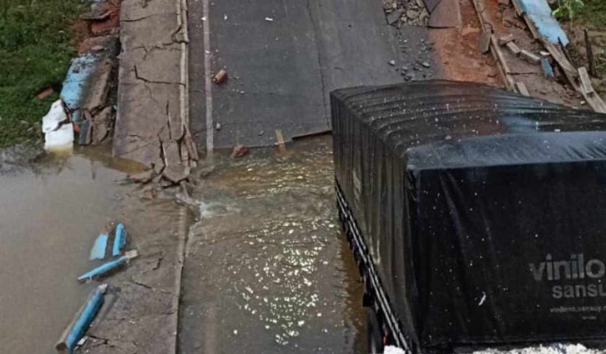 Carreta que carregava milho é engolida após ponte desabar no interior de MG