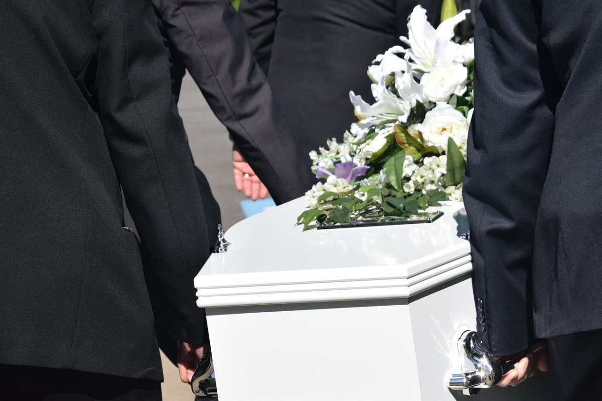 Homem é confundido com morto e família participa de enterro errado no RS