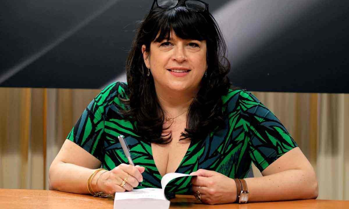 Autora de '50 tons de cinza' lança 'Madame' e deixa jogos sexuais de lado
