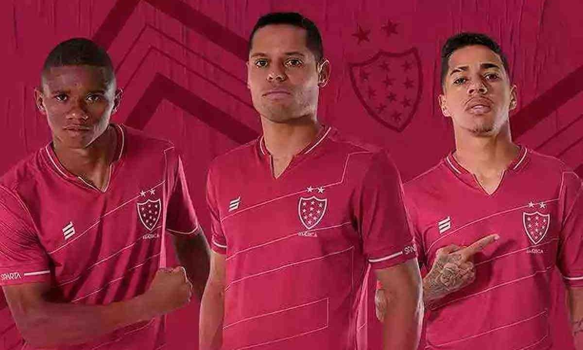 Em 2019, o América lançou o terceiro uniforme, na cor vermelha, utilizado nas décadas de 1930 e 1940, em referência a uma época de luta e resistência do clube -  (crédito: Divulgação/América - 1/11/19)
