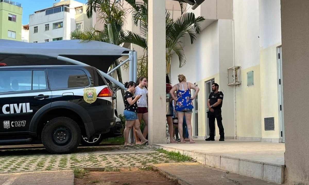 Moradores do prédio reunidos na entrada do edifício de onde Monah foi retirada -  (crédito: Isabela Bernardes/EM/D.A. Press)