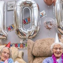 Gêmeas idênticas comemoram aniversário de 100 anos juntas na Inglaterra - PA Media