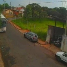 Motociclista morre ao avançar placa de pare e bater contra ônibus - Redes Sociais / Reprodução