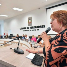 Vereadora cassada por denunciar gesto nazista em SC reassume mandato - Tiarajú Goldschmidt/Câmara dos Vereadores de São Miguel