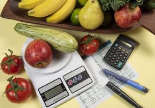 Os preços dos alimentos ultraprocessados estão mais baratos que os da comida de verdade, como verduras, legumes, frutas e carnes. Ter uma dieta saudável requer um investimento financeiro  -  (crédito: Freepik)