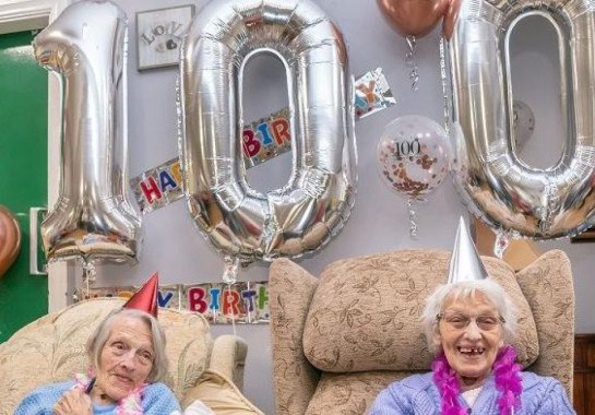 Florence Boycott e Anne Brown comemoraram os 100 anos de vida ao lado de cinco gerações da família -  (crédito: PA Media)