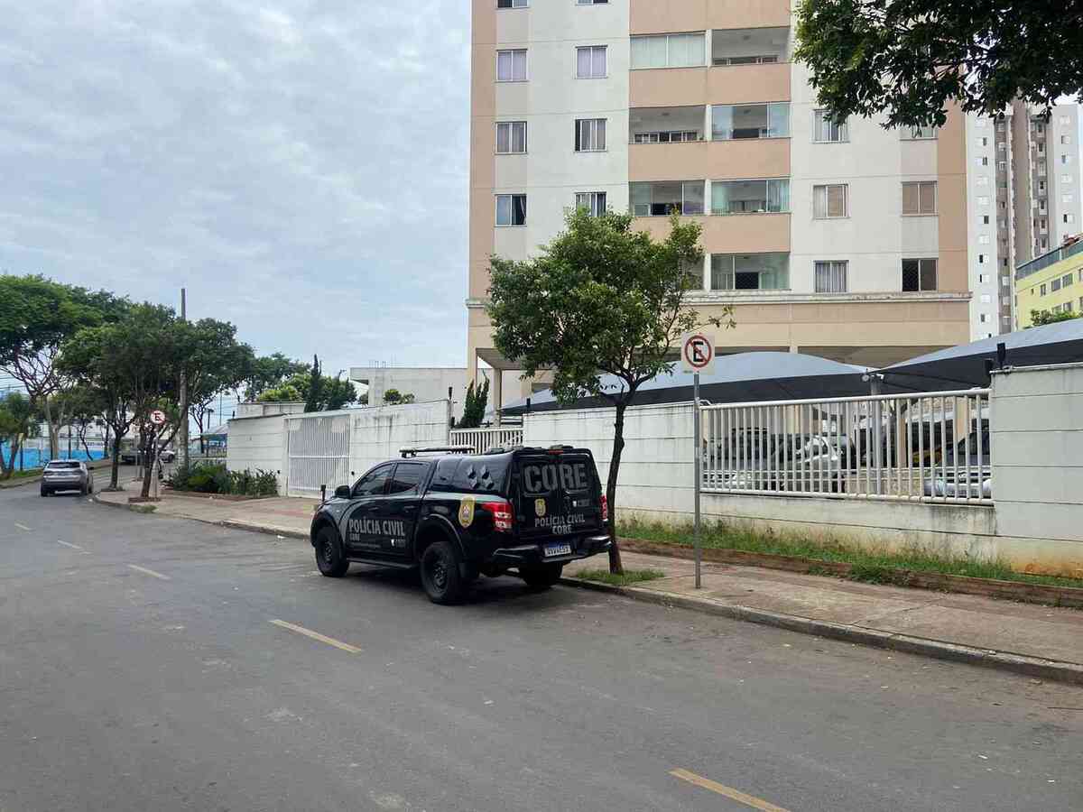 Viatura da Polícia Civil parada em frente ao prédio onde a delegada mora, na Pampulha -  (crédito: Pedro Faria/EM/DA Press)