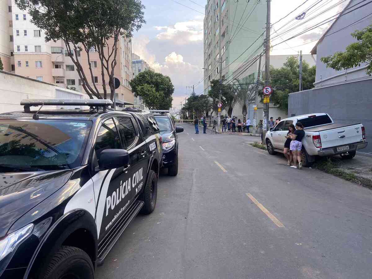 Carros da Polícia Civil se revezam em frente ao prédio da delegada que se trancou em casa em BH -  (crédito: Pedro Faria/EM/DA Press)