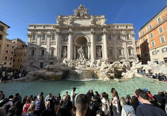 Fontana di Trevi mesmo com tanta gente é um lugar inesquecível em Roma -  (crédito: Maria Gontow/Esp.EM)