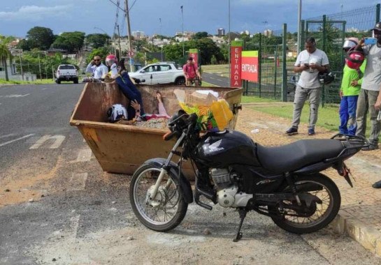 Mulher precisou de ajuda para sair da caçamba -  (crédito: Reprodução/Redes sociais)