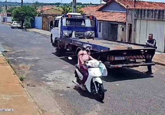 Momento em que o homem bate contra o cabo de aço  -  (crédito: Reprodução/Redes sociais)