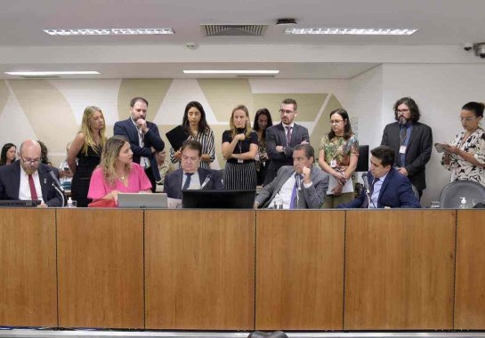 Projeto de teto de gastos tramita em paralelo ao do Regime de Recuperação Fiscal e precisa ser aprovado até 20 de dezembro

 -  (crédito: Daniel Protzner/ALMG)