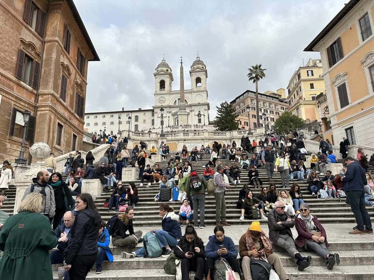 Subir as escadarias da Piazza Spagna é de tirar o fôlego. Vale pela vista