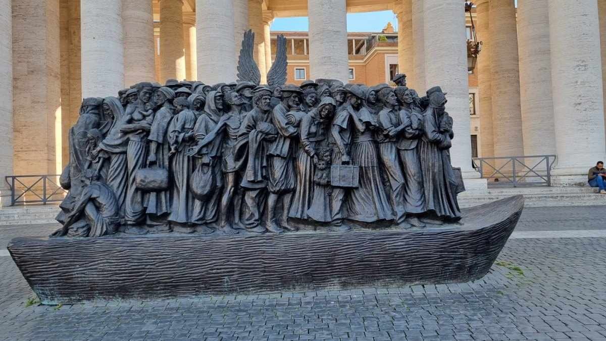 "Angels Unawares", escultura de um barco com refugiados e migrantes de mundo, de Timothy Schmalz