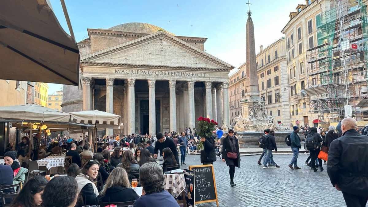 Localizado na Piazza Della Rotonda – centro de Roma, o monumento Pantheon que significa "para todos os deuses"