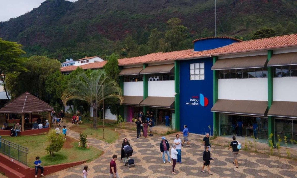 Estudantes e famílias da Escola Balão Vermelho no Projeto Giroletras de incentivo à literatura -  (crédito: Divulgação/ Escola Balão Vermelho)