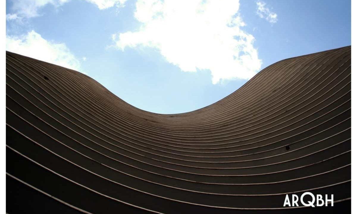 As curvas sinuosas do Edifício Niemeyer, na Praça da Liberdade, em BH -  (crédito: ARQBH)