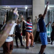 Centro de idosos na China improvisa discoteca para espantar solidão - ISAAC LAWRENCE / AFP