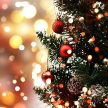Saiba como escolher e decorar árvore de Natal para a sua casa - kjpargeter/ Freepik