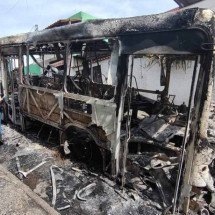 Ônibus é destruído em incêndio e polícia investiga possível crime - Jair Amaral/EM/D.A Press