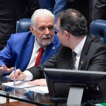Líder do governo Lula no Senado vota a favor de PEC que interfere no STF - Jonas Pereira/Agência Senado