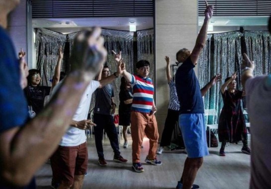 A ideia, segundo a organizadora, Lai Sim-fong, surgiu em treinamentos realizados em Hong Kong, onde foram implementadas algumas das restrições sociais -  (crédito: ISAAC LAWRENCE / AFP)