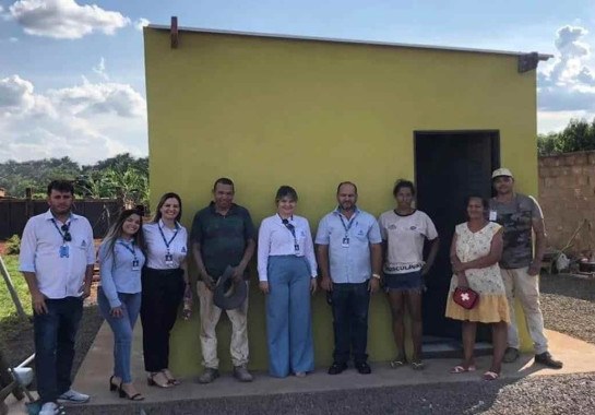 Colaboradores da APAC e recuperando em solenidade de entrega das chaves da casa de Fernanda -  (crédito: APAC/Frutal)