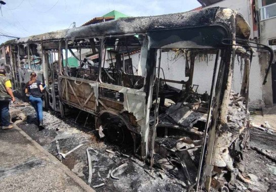 Perícia da Polícia Civil está no local para investigar incêndio em ônibus -  (crédito: Jair Amaral/EM/D.A Press)