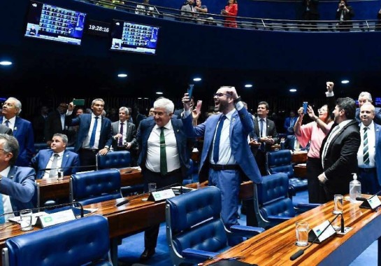 Senadores aliados ao ex-presidente Jair Bolsonaro (PL) comemoraram aprovação da PEC -  (crédito: Roque de Sá/Agência Senado)