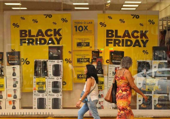 Pedestres passam por loja com ofertas da Black Friday em Belo Horizonte: alto movimento de consumidores atrai também os criminosos
 -  (crédito: Túlio Santos/EM/D.A.Press – 14/11/23)